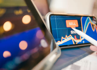 Ein Trader analysiert Bitcoin, Ethereum und Forex-Optionen auf mehreren Märkten