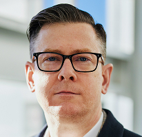 Porträt von Alexander Hughes, CEO und Geschäftsführer eines Unternehmens im Bereich des Kryptowährungshandels
