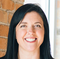 Porträt von Sophie Hartwell, Leiterin des Kundenunterstützungs-Teams im Service-Bereich